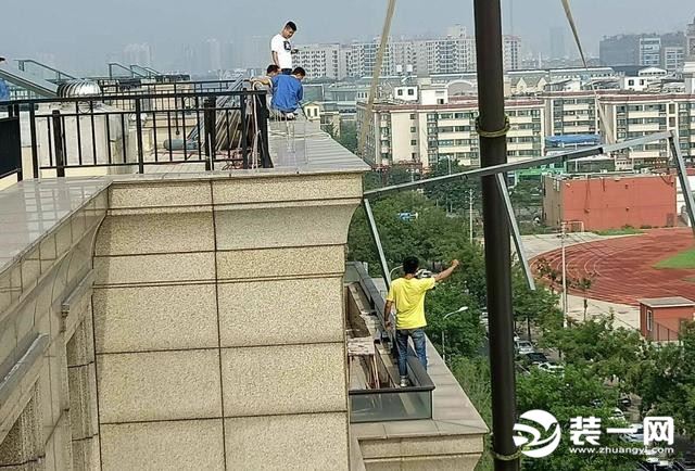 顶层加盖拆除现场