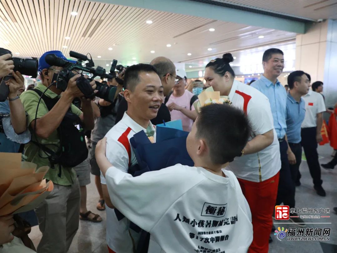 载誉归来！奥运冠军李发彬、李雯雯到福州了！