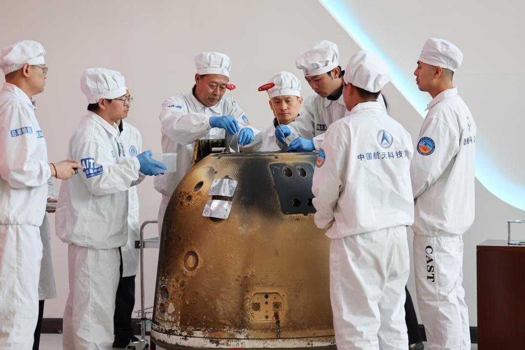 2024年6月26日下午，嫦娥六号返回器开舱活动在中国航天科技集团五院举行。仪式现场，科研人员对嫦娥六号返回器进行开舱，检验关键技术指标完成情况。新华社记者 金立旺 摄