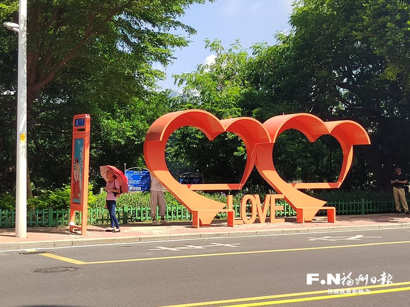 龙潭角打造爱情主题公交站