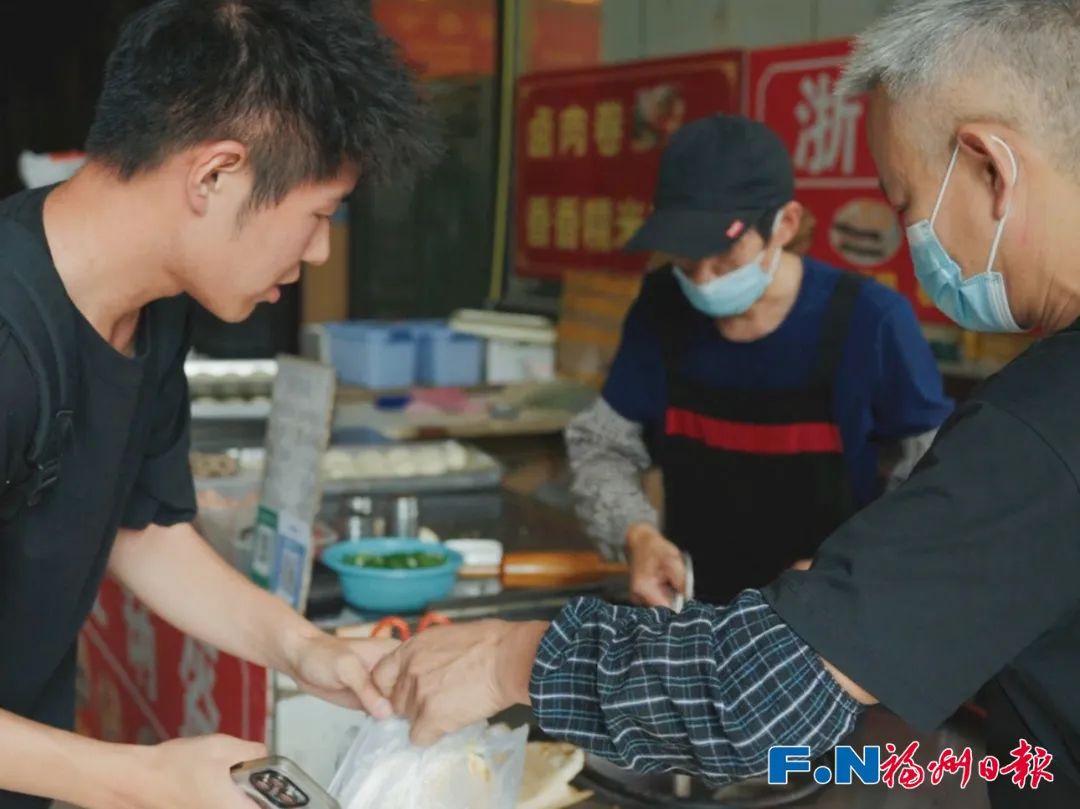 摊位前排长队，福州“锅盔叔叔”却说：请大家理性消费，不要多给钱……