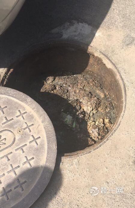 郑州一老旧小区下水道被堵 一楼住户遭殃污水涌入家