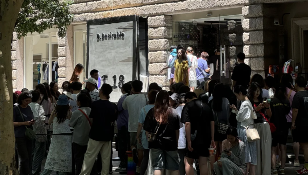 明星开店一条吐司面包卖118元，网友吵疯了