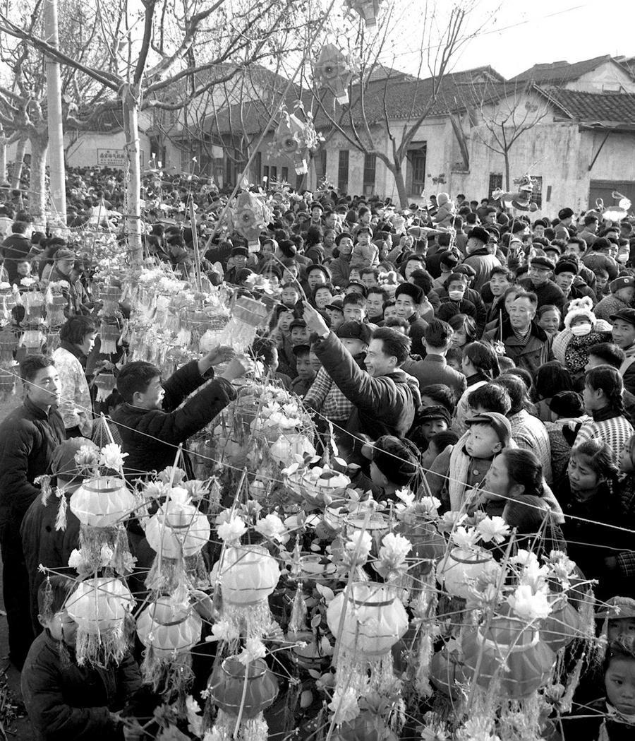 1966年春节，江苏南京市民在夫子庙选购花灯。 新华社记者 汪文华 摄