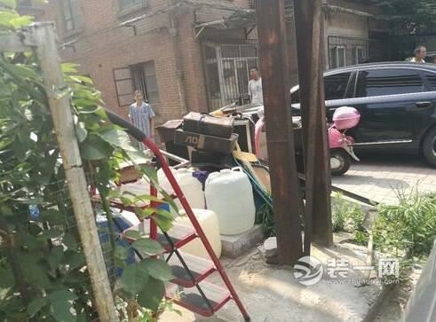 震惊！郑州一居民区违建房内藏有大量易燃工业酒精