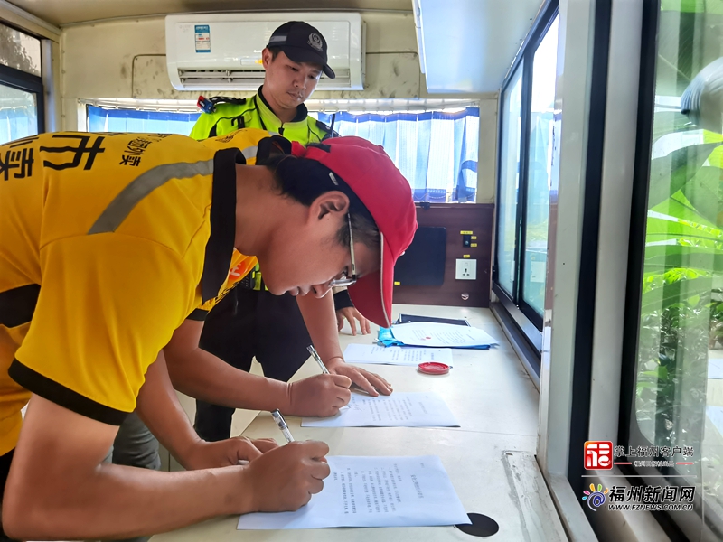 “换位”体验 福州外卖小哥化身交通文明劝导员