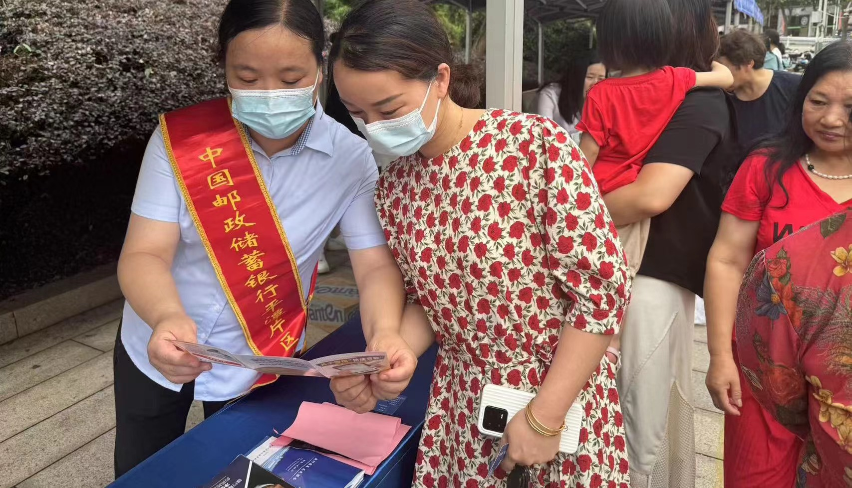 邮储银行平潭片区支行开展以“全民反诈 你我同行 同心反诈 守护万家”反诈专项宣传活动