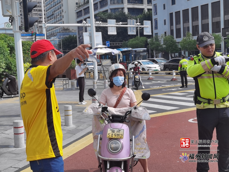 “换位”体验 福州外卖小哥化身交通文明劝导员