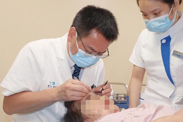 “妈妈，为什么我的眼睛这么小？”公益之花绽放让小睑裂患儿从疑惑迈向光明的希望