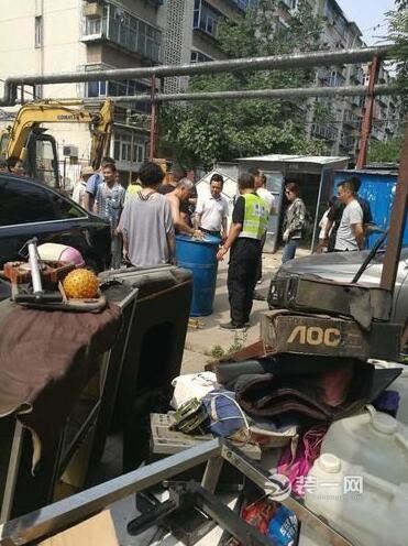 震惊！郑州一居民区违建房内藏有大量易燃工业酒精
