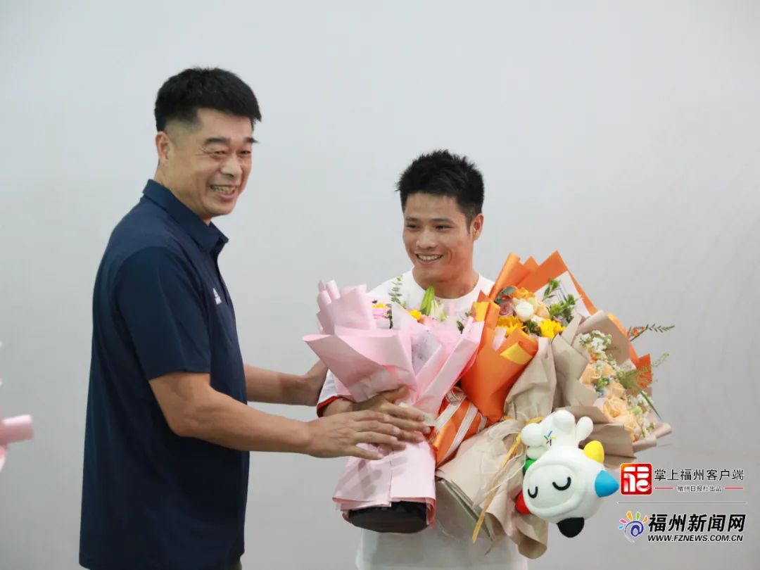 载誉归来！奥运冠军李发彬、李雯雯到福州了！