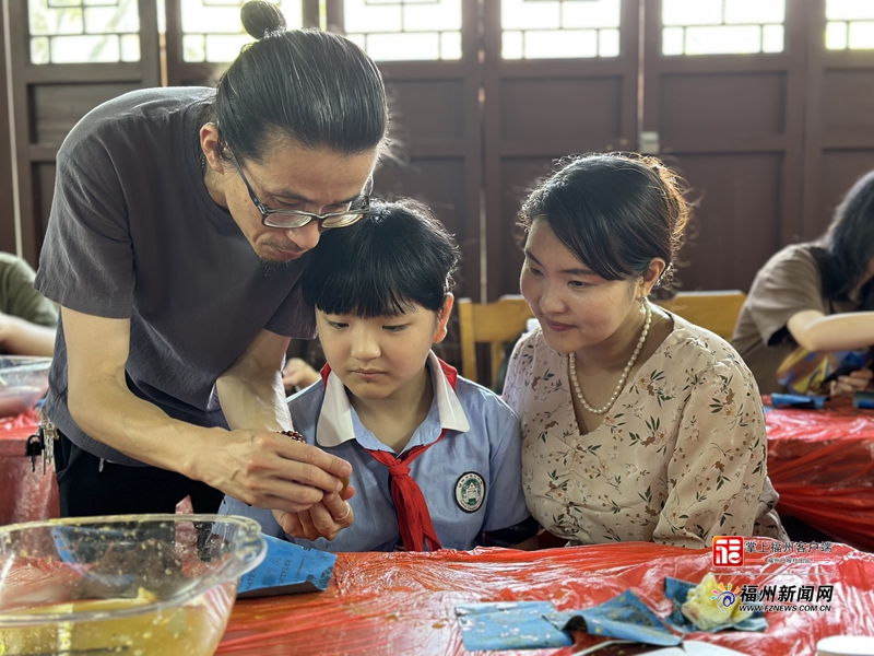 “漆”彩飞扬 “跟着大师学非遗”活动走进仓山镇
