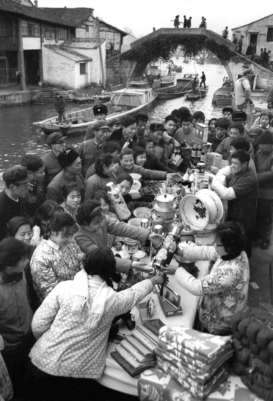 1980年，浙江绍兴柯桥农民在购买年货。 新华社发