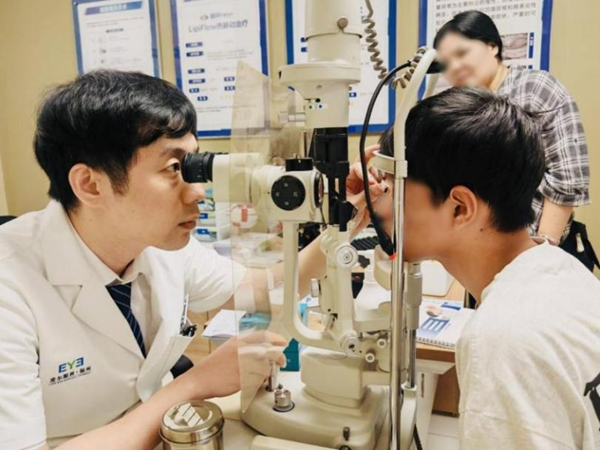 男孩经常揉眼，散光急剧加重，医生检查发现角膜凸出来了