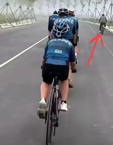 痛心！随父骑行遭碾压男孩已身亡，律师：孩子父亲在事故中存在过错