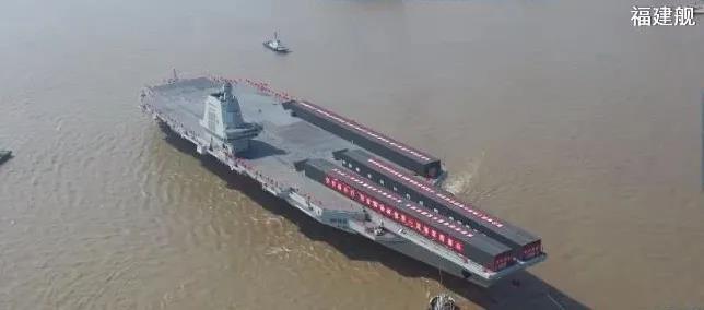 我国第三艘航母福建舰今日首次海试