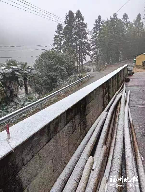 福建部分地区16日下雪 交警提醒：雨雪冰冻天气 注意行车安全