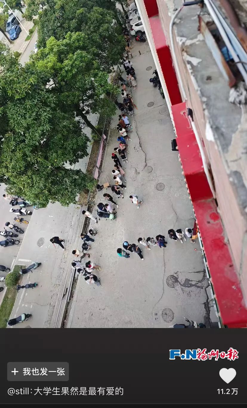 摊位前排长队，福州“锅盔叔叔”却说：请大家理性消费，不要多给钱……