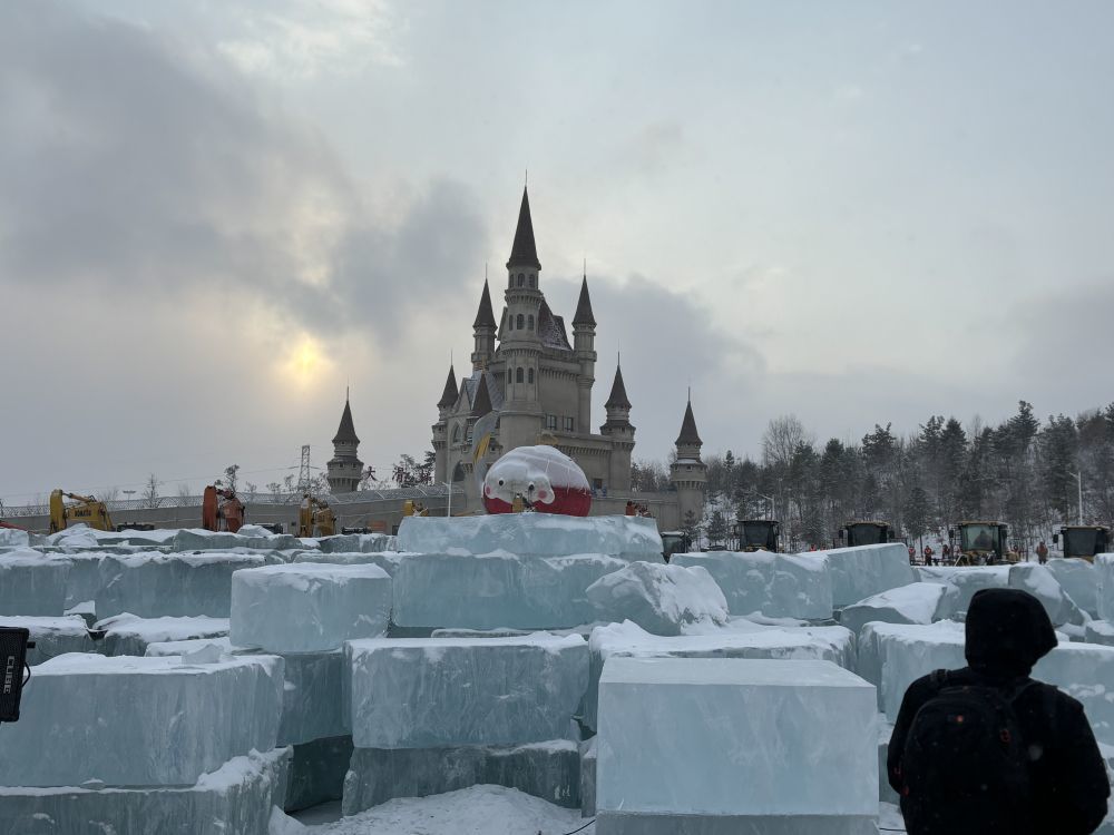 图为11月26日在长春冰雪新天地开工仪式上拍摄的现场取冰画面。新华社记者胡戈 摄