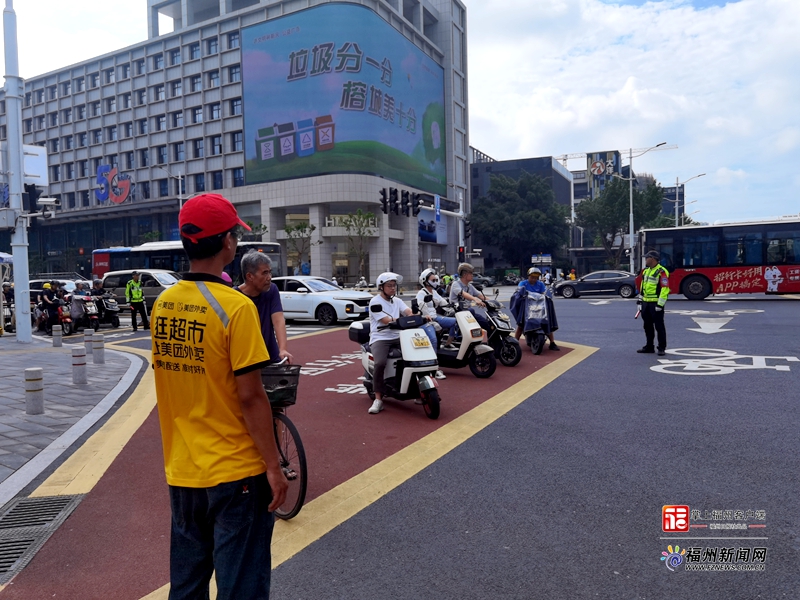 “换位”体验 福州外卖小哥化身交通文明劝导员