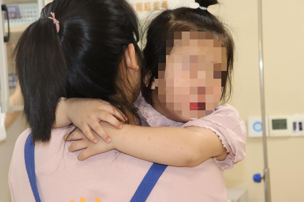 “妈妈，为什么我的眼睛这么小？”公益之花绽放让小睑裂患儿从疑惑迈向光明的希望