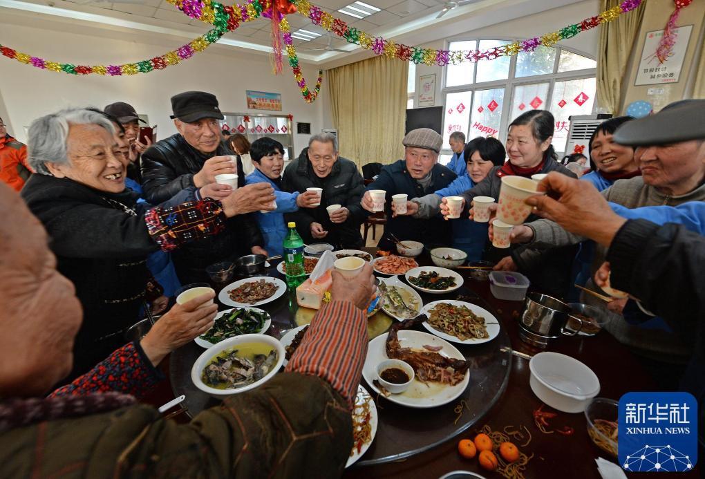 2016年2月7日，在江西省南昌市一家福利院里，83位老人与25名护理员共享丰盛的年夜饭，感受社会大家庭的温暖。新华社记者 万象 摄