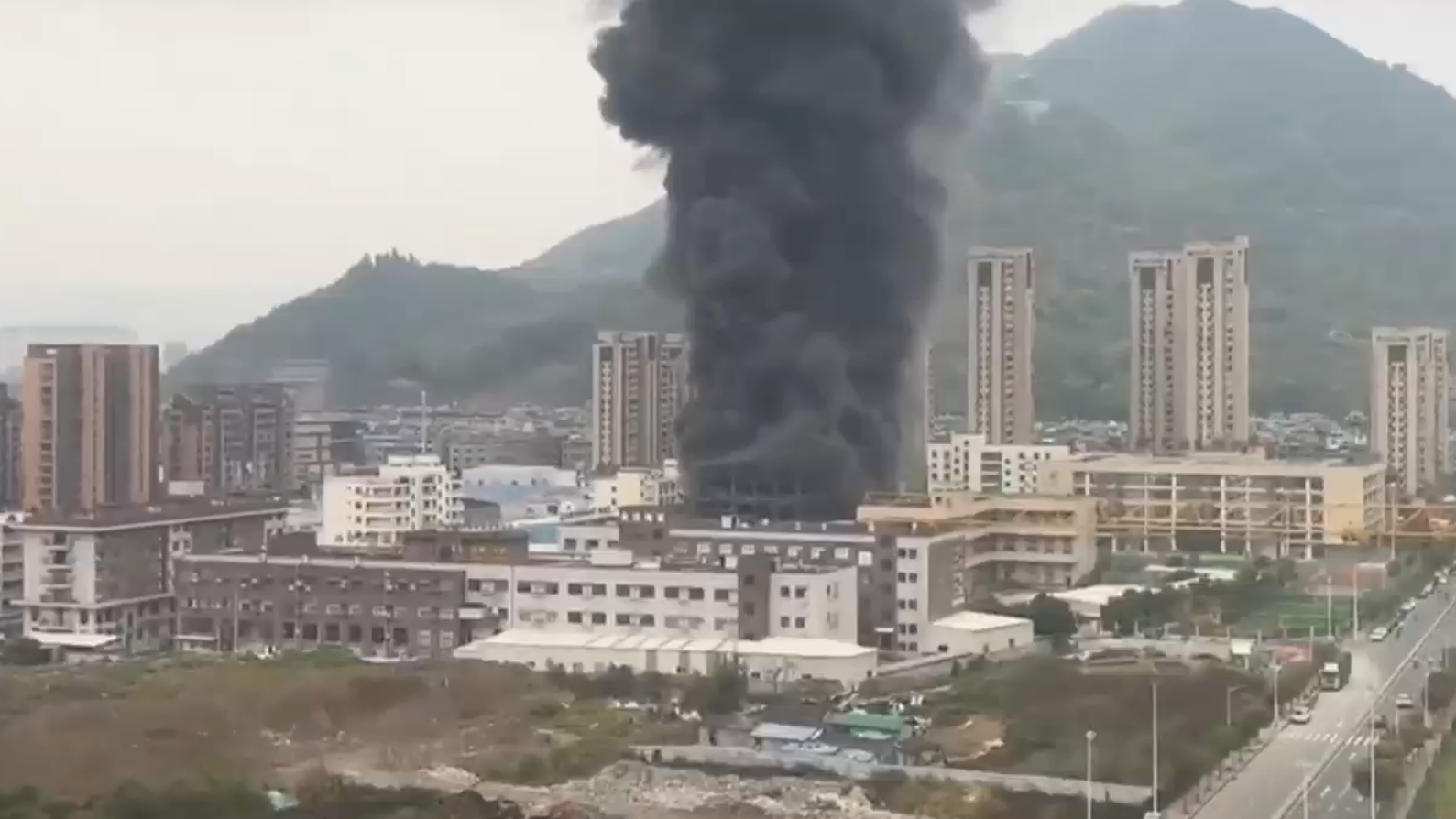 宁德霞浦一小学附近在建厂房着火 无人员伤亡