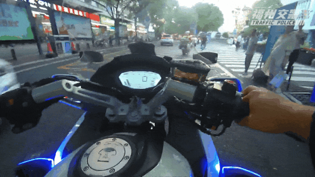 急！急！急！福州两名小孩就医途中遇上晚高峰，还好……