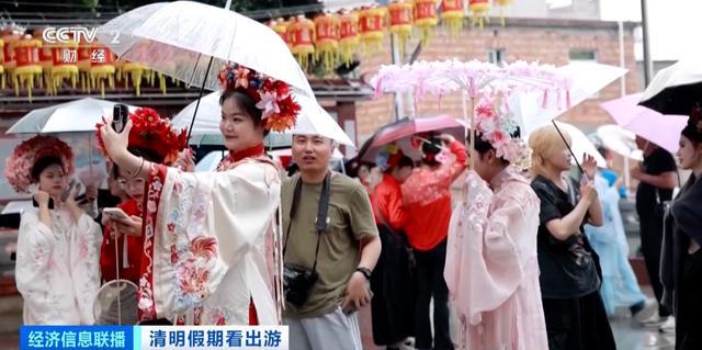 泉州“簪花围”火出圈！40元体验簪花+服饰，游客冒雨打卡