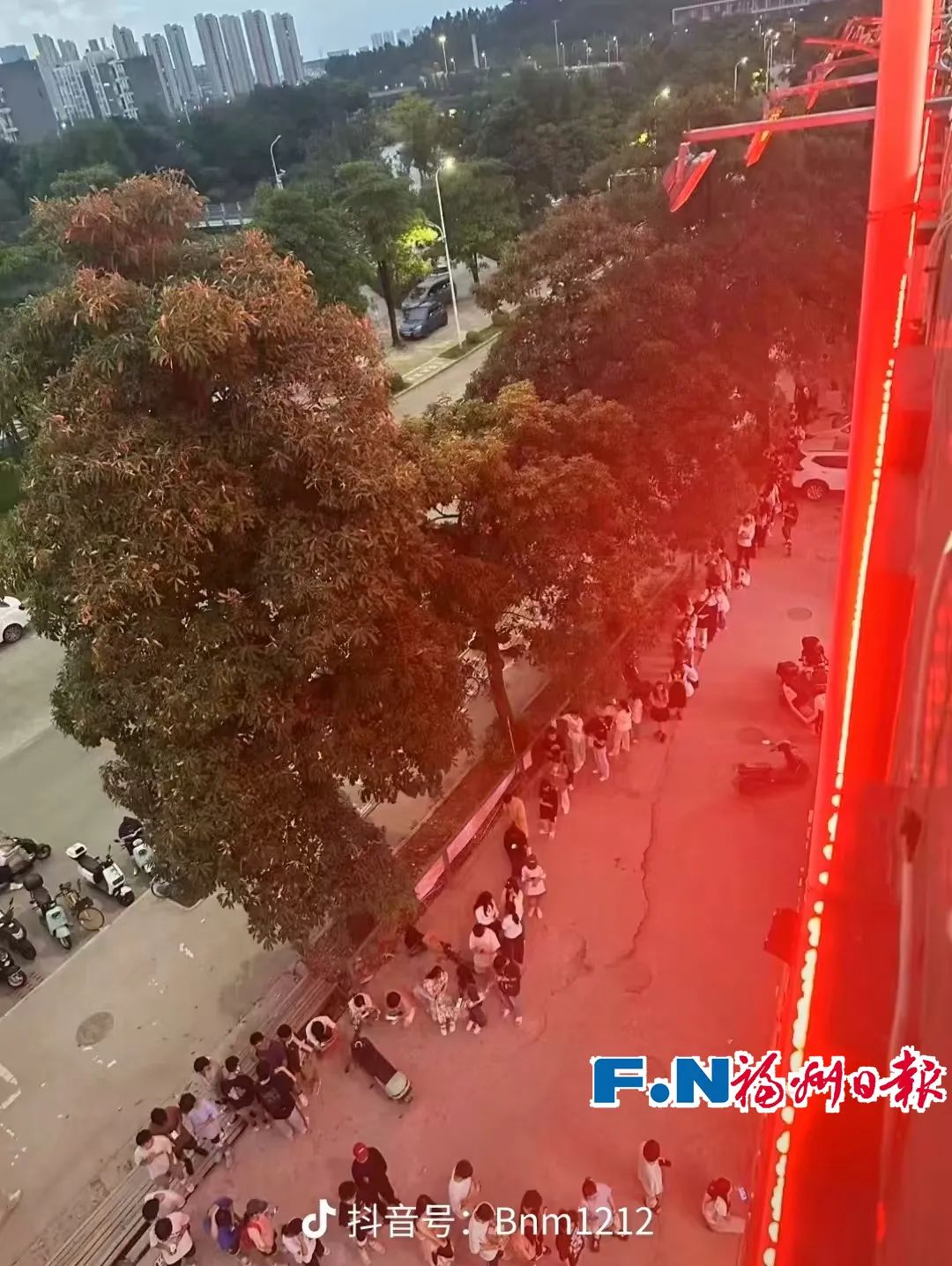 福州一锅盔摊位排起百米长队，几万网友都说想吃，竟是为了……