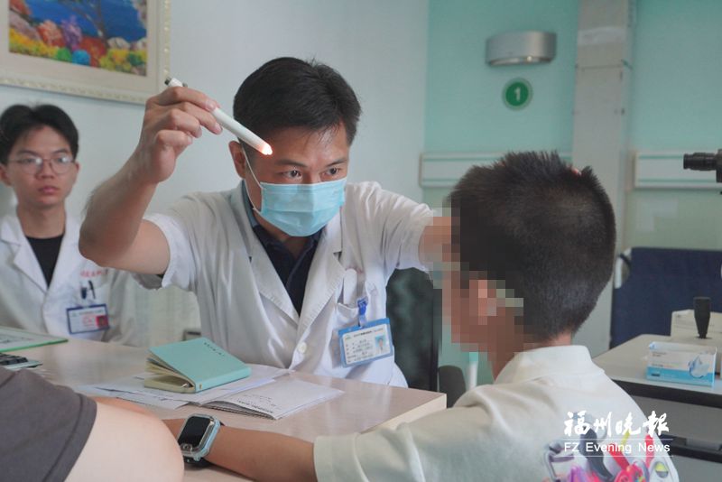 暑假尾声迎来学生视力检查小高峰