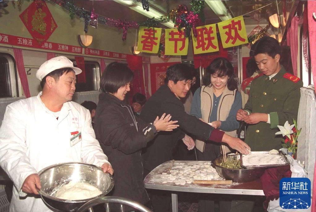 2000年2月4日，天津开往广州的一辆列车上一片欢歌笑语。列车工作人员不仅为旅客准备了热气腾腾的饺子，还精心编排了丰富多彩的文艺节目。 新华社发（高山水 摄）