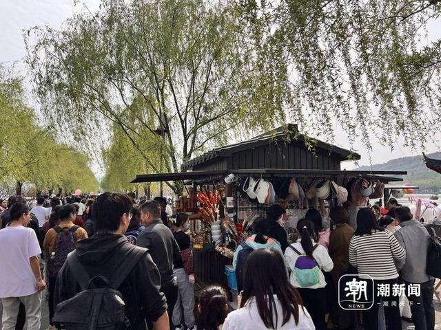 铺满了人！杭州断桥比白蛇找到许仙那天还热闹！