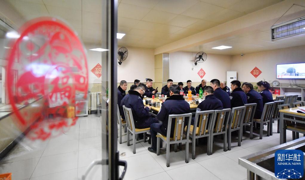 2021年2月11日，在天津市公安局红桥分局芥园派出所，坚守岗位的值班民警共享年夜饭。新华社记者 孙凡越 摄