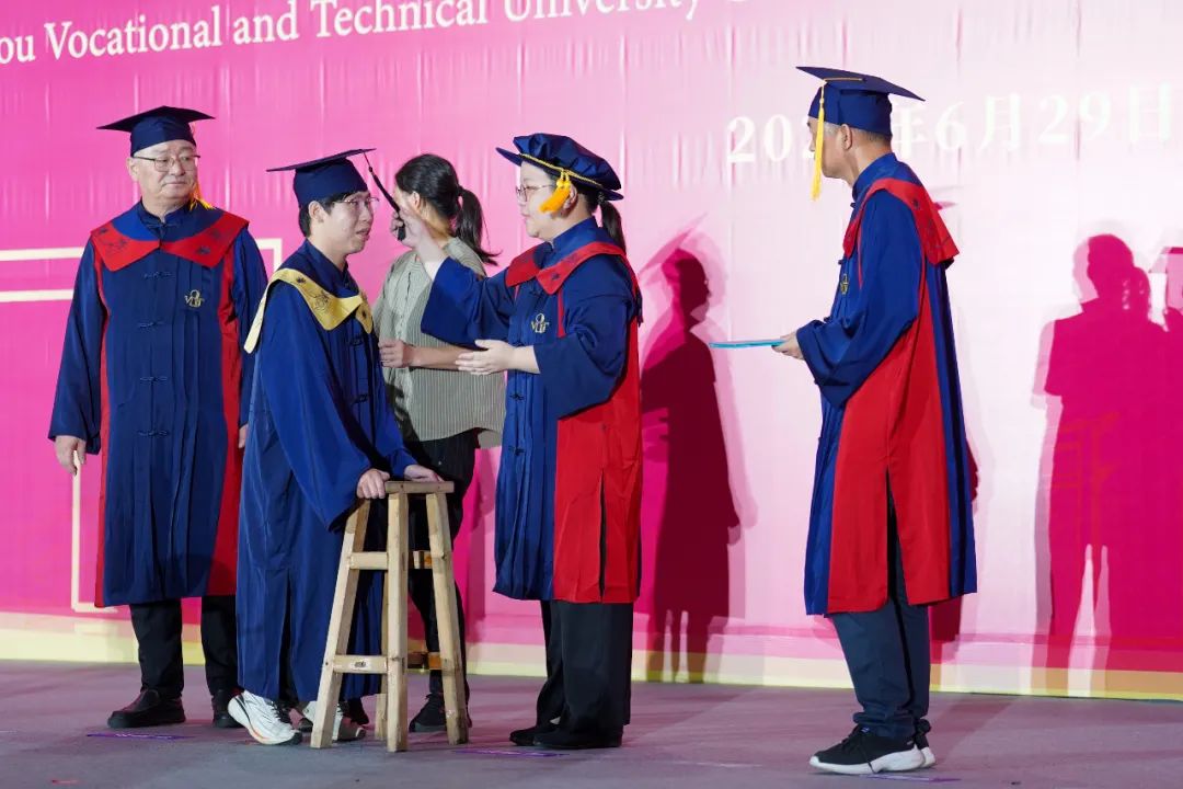 轮椅少年“走”上台，校长为他第一个拨穗！全场掌声雷动……