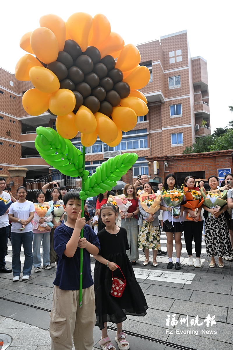 高考结束，福州考点外祝福满满花样翻新