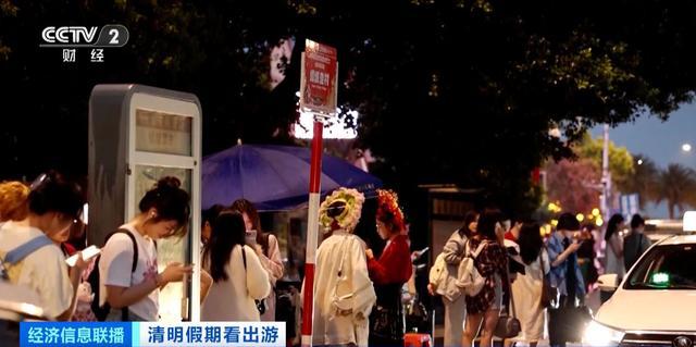 泉州“簪花围”火出圈！40元体验簪花+服饰，游客冒雨打卡