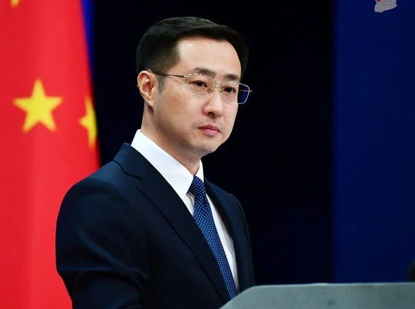 美国又以涉疆为由制裁三家中企，外交部回应