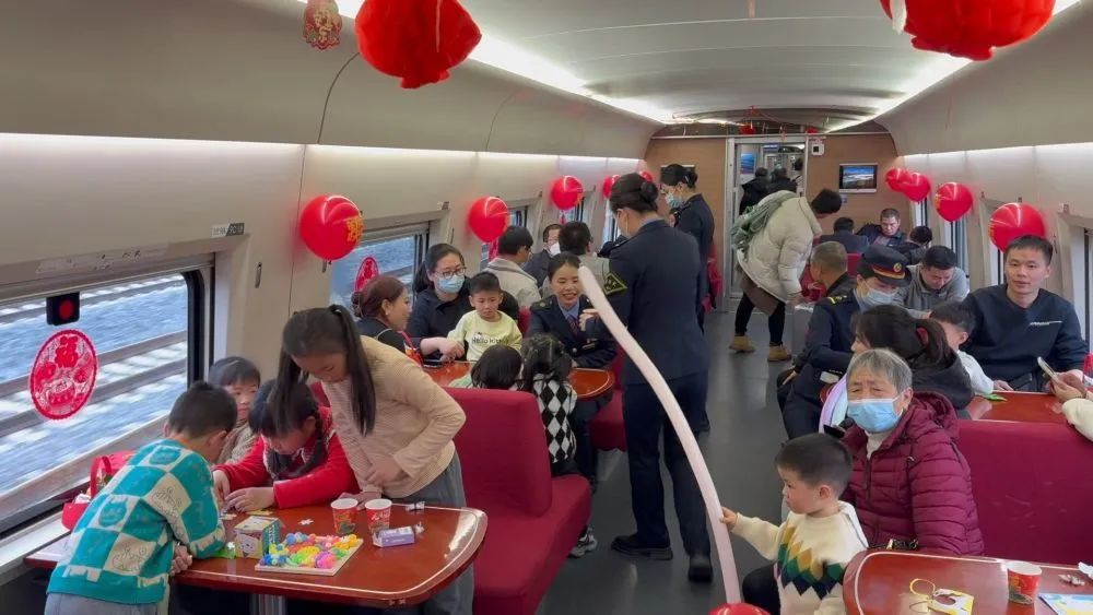 冲上热搜！高铁有了“遛娃舱”，不怕孩子吵了