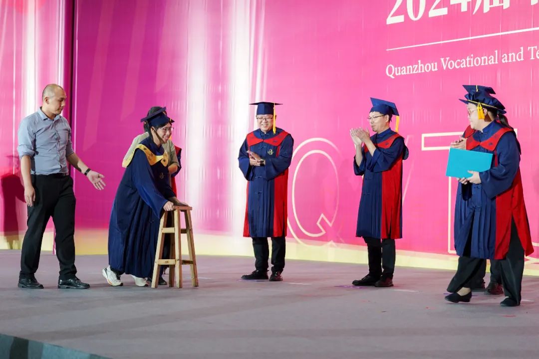 轮椅少年“走”上台，校长为他第一个拨穗！全场掌声雷动……