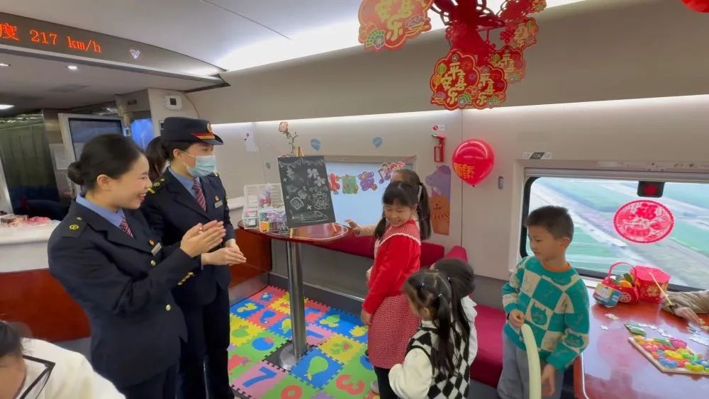 冲上热搜！高铁有了“遛娃舱”，不怕孩子吵了