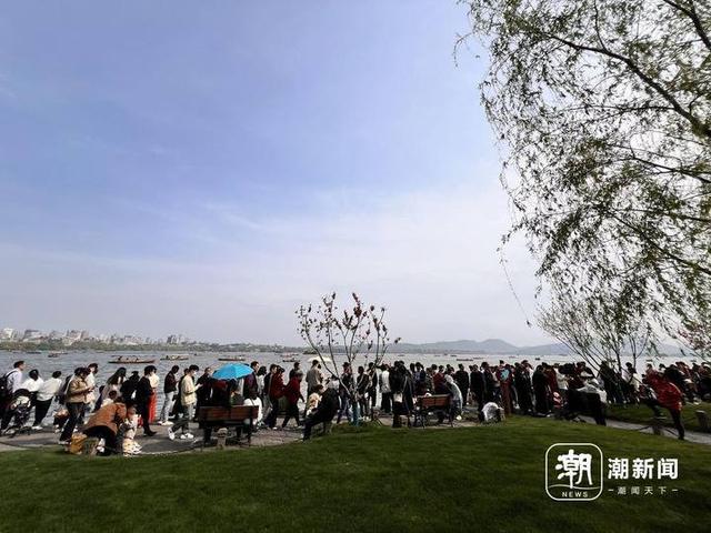 铺满了人！杭州断桥比白蛇找到许仙那天还热闹！