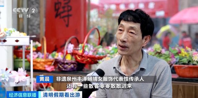泉州“簪花围”火出圈！40元体验簪花+服饰，游客冒雨打卡