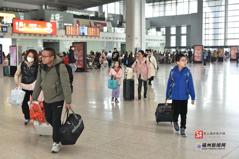 假期最后一天上班族密集返程 客流较2019年同期增超5%