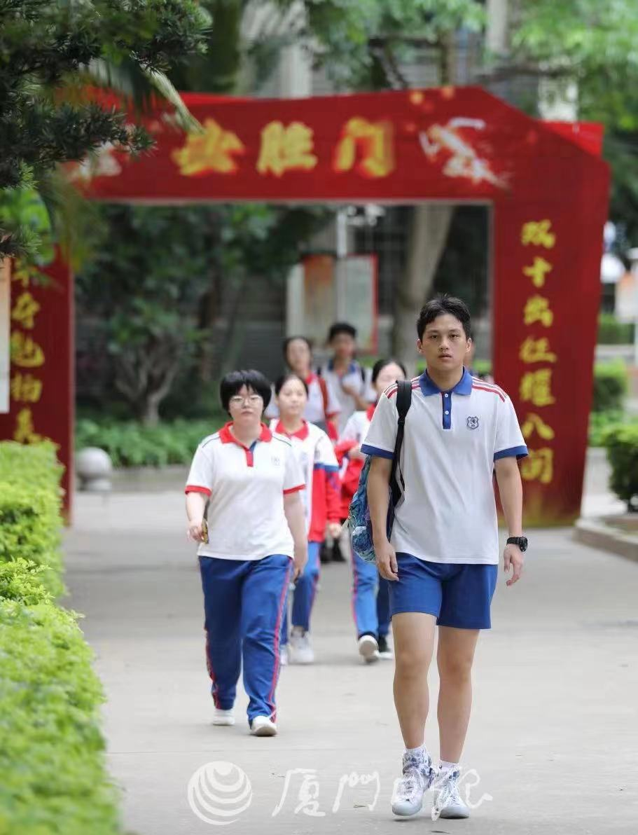 6.9万元LV新款夹克撞衫厦门校服