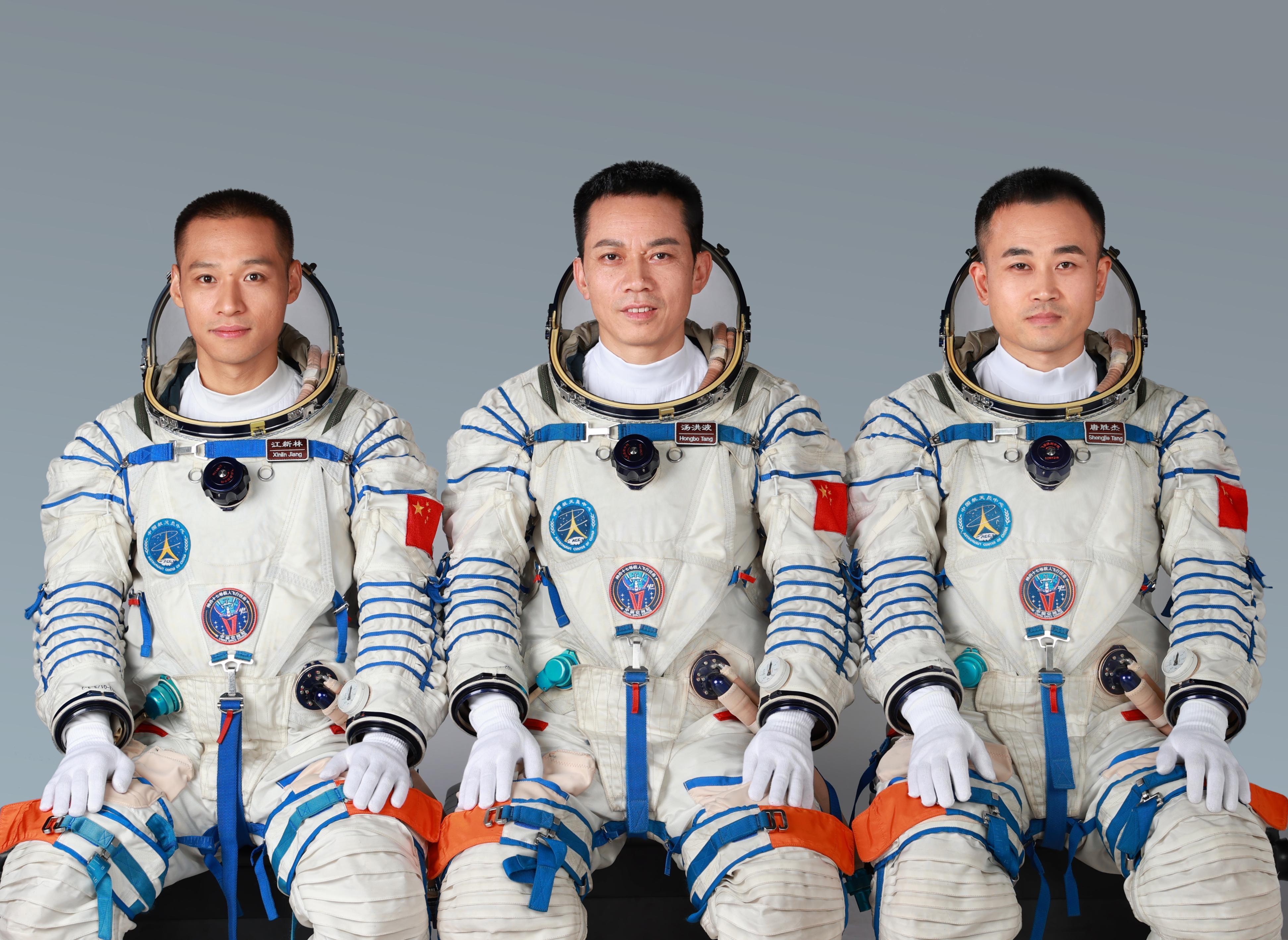 汤洪波获颁“二级航天功勋奖章” 唐胜杰、江新林获“英雄航天员”荣誉称号、“三级航天功勋奖章”