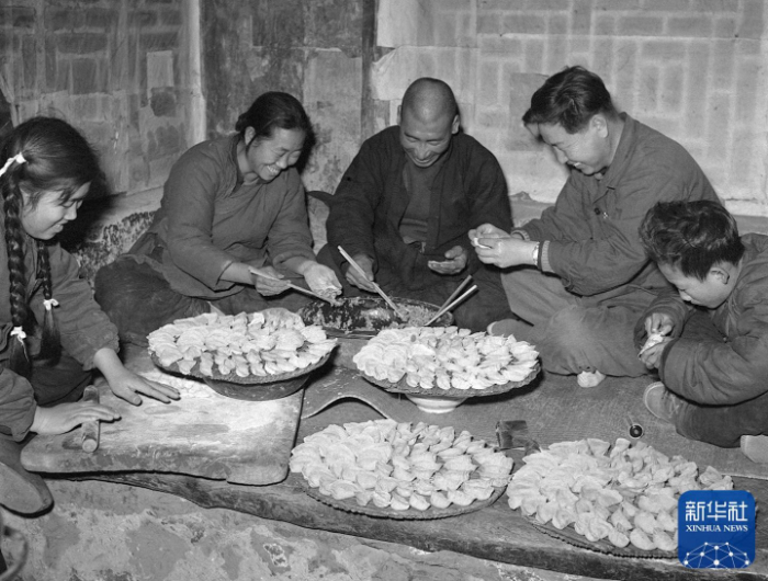1959年，在北京市郊，人们在春节前夕一起包饺子。新华社记者 王辰增 摄