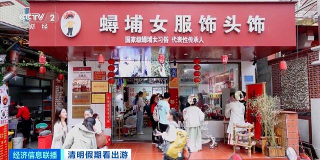 泉州“簪花围”火出圈！40元体验簪花+服饰，游客冒雨打卡