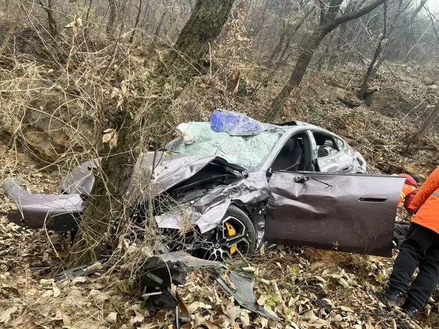 小米SU7滚坠山崖 一家四口安然无恙