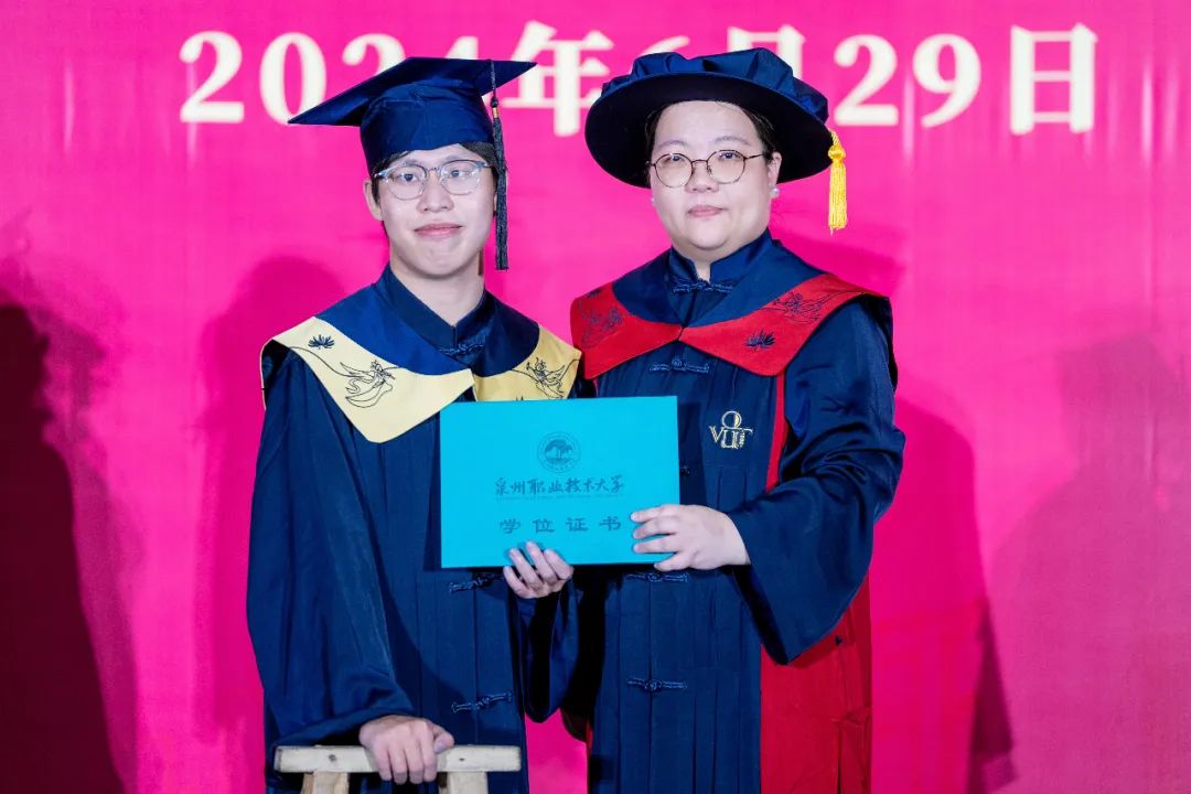 轮椅少年“走”上台，校长为他第一个拨穗！全场掌声雷动……